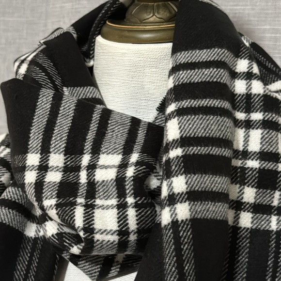 Like New Scarf-Black & White-Twisted Fringe-65x12 - Picture 4 of 10